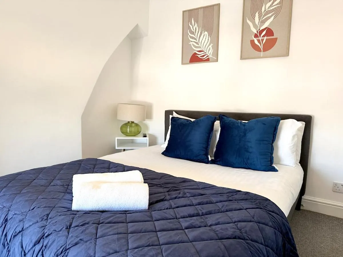 City Centre Embankment View Apartment Sleeps 3 Cardiff