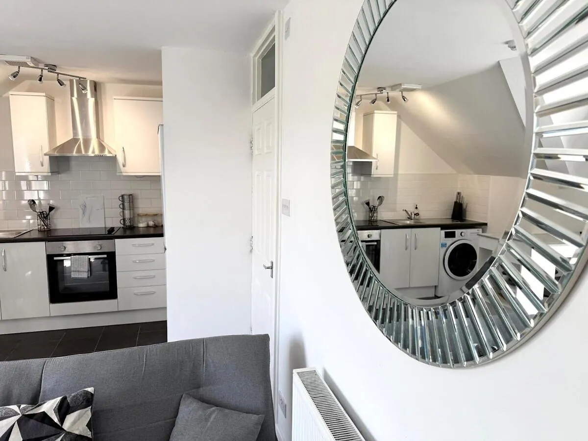 City Centre Embankment View Apartment Sleeps 3 Cardiff