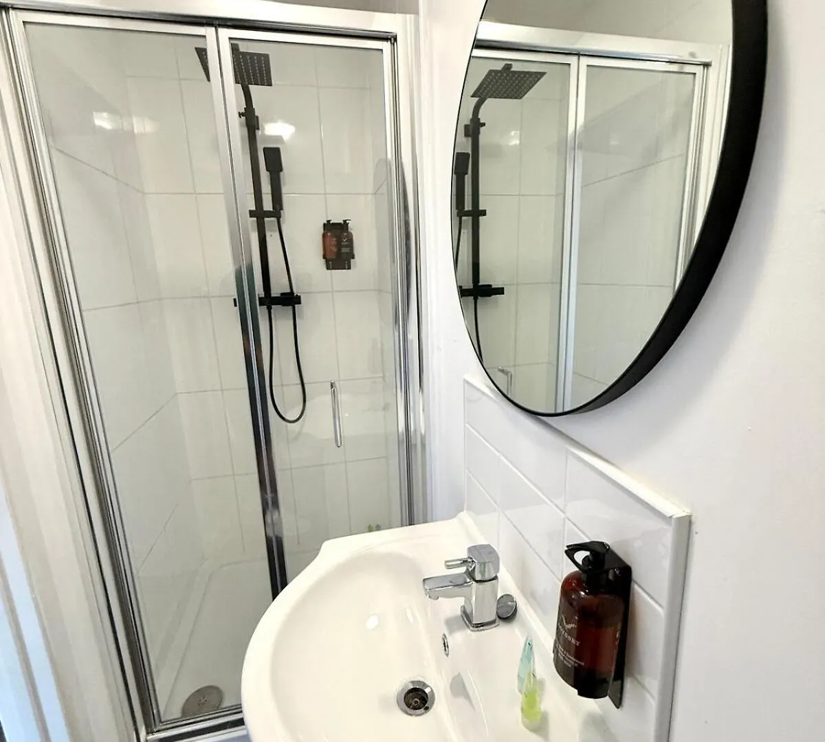City Centre Embankment View Apartment Sleeps 3 Cardiff