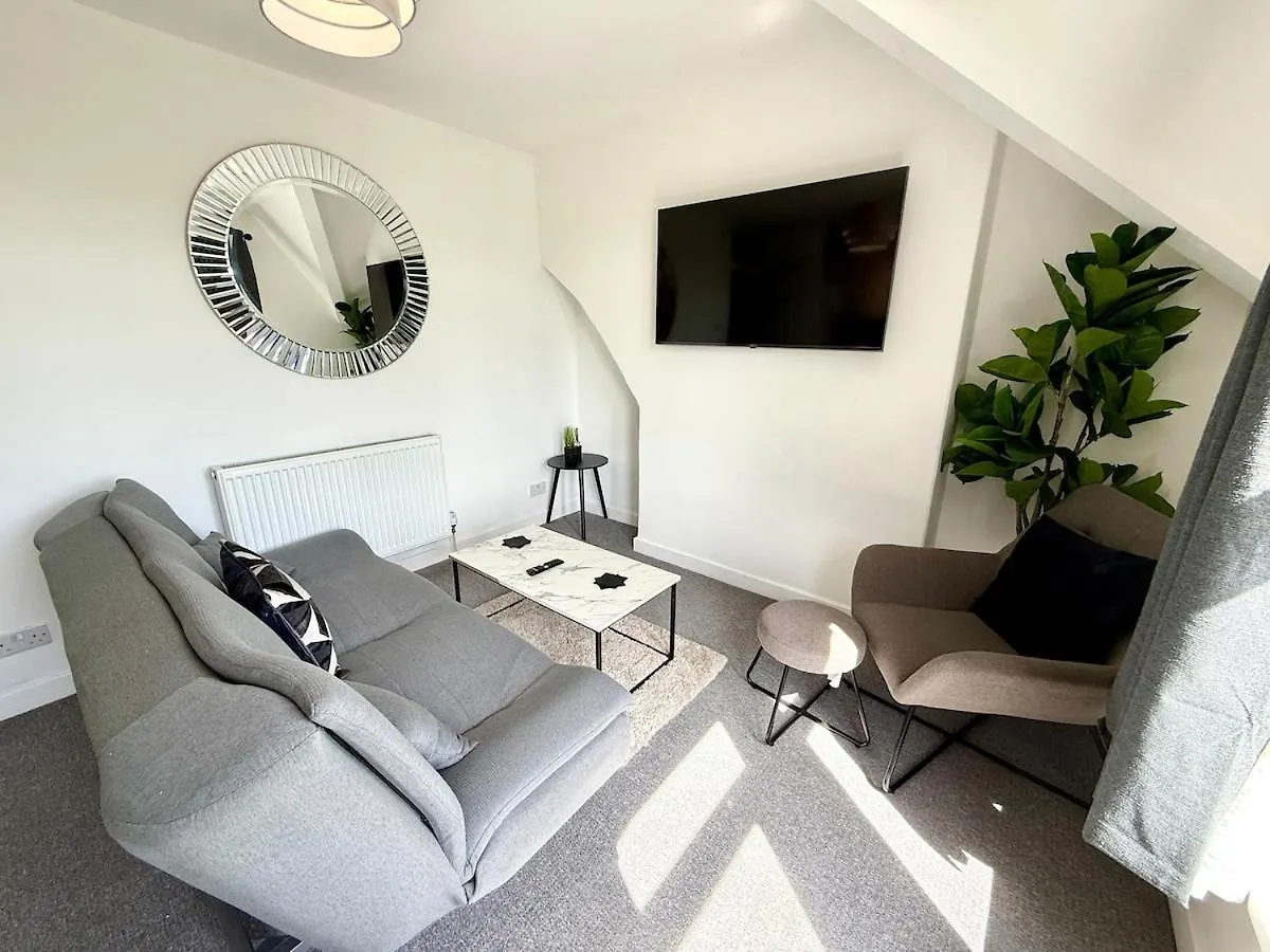 City Centre Embankment View Apartment Sleeps 3 Cardiff